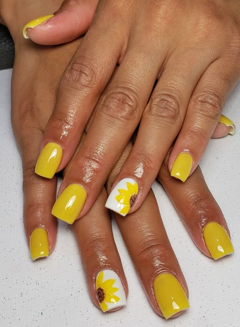 Short Nail Designs Yellow And White, Nails For A Yellow Prom Dress, Short Nail Sunflower Designs, Gel Nail Designs For Birthday, Sunflower Design Nails, Yellow Nails With Sunflower, Sunflower Pedicure Ideas, Yellow Gel Nail Designs, Yellow Pedicure Ideas