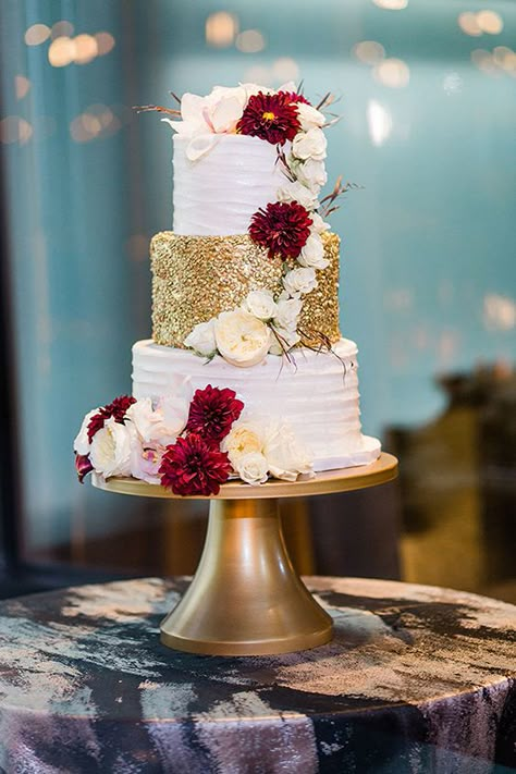 Gold & White Tiered Wedding Cake with Burgundy Red Florals White And Gold Wedding Cake, Quince Cakes, Red Gold Wedding, Burgundy Wedding Cake, Rose Gold Wedding Cakes, Purple Wedding Cakes, Dream Wedding Cake, Red Cake, Floral Wedding Cakes