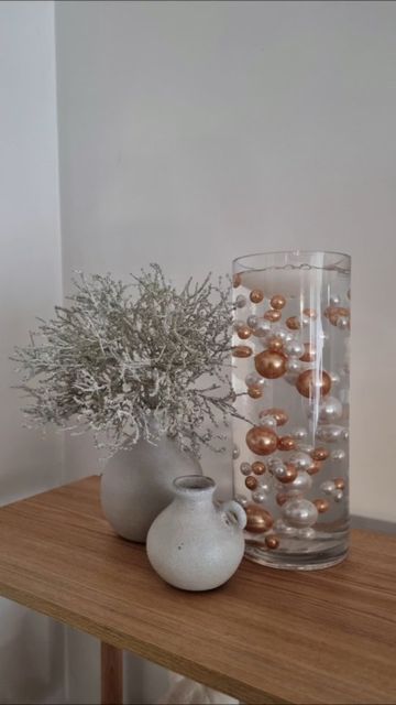 Em ~ Home Hacks & Organisation Tips on Instagram: "Floating Pearls of Wisdom to kick off my Christmas Decorating. #myfavouritetimeofyear I've used gold and white pearls in 3 different sizes surrounded by clear water beads to achieve the floating effect. Pearls available via Ebay, Spotlight, Amazon and Craft Stores. . . . . . . . . #christmas #floatingpearls #centrepieces #christmascenterpiece #wedding #diychristmas #weddingcenterpieces #diyxmas #christmasdecor #christmasdecorations #christmasc Christmas Vase Filler Ideas, Water Beads Centerpiece, Evergreen Candle, Diy Christmas Tree Topper, Christmas Vases, Pearls Of Wisdom, Flocked Christmas Trees Decorated, Minimalist Christmas Tree, Pencil Christmas Tree