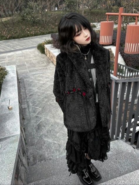 Torn Outfit Aesthetic, Asian Goth Fashion, Asian Goth, Visual Kei Outfits, Winter Goth, Goth Look, Gothic Outfits, Pop Punk, Goth Outfits