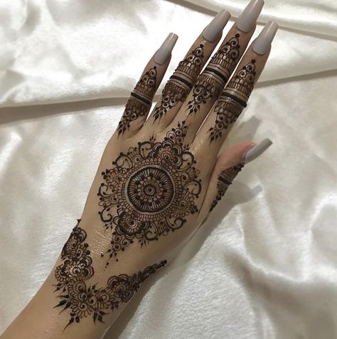 Inner Palm Henna, Palm Henna Designs Simple, Palm Henna Designs, Indian Henna Designs, Henna Designs Back, Henna Designs Simple, Palm Henna, Cute Henna Designs, Henna Inspo