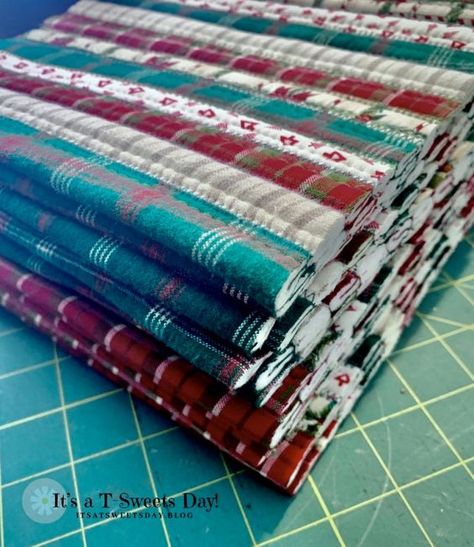 Quilt As You Go Potholders, Quilt As You Go Potholder Tutorial, Jelly Roll Pot Holders, Quilt As You Go Pot Holders, Pot Holders Diy Free Pattern, Quilted Potholder Tutorial, Quilt Rug, Fabric Potholders, Diy Potholders