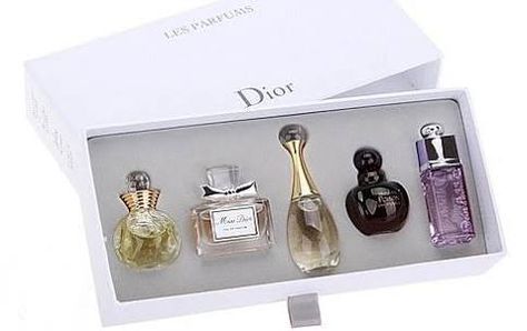 Essential Oil Home Fragrance, Dior Gift Set, Perfume Collection Display, Perfume Names, Perfume Versace, Mini Fragrance, Hermes Perfume, Luxury Perfumes, Perfumes For Women