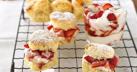 Vanilla scones with strawberry cream Vanilla Scones, Strawberry Scones, Rock Cake, Cream Scones, Pies Maker, Strawberry Cream, Scone Recipe, Easy Dessert, Cream Recipes