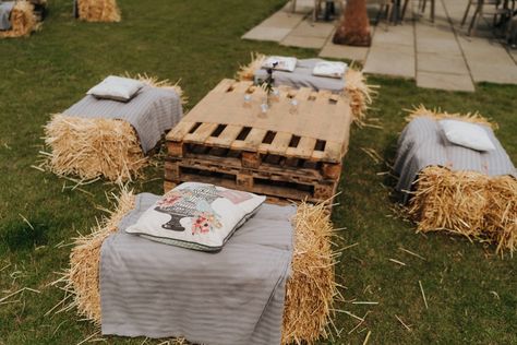 Festival Seating Outdoor, Diy Marquee Wedding, Barn Wedding Ideas On A Budget, Hay Bale Seating Wedding, Wedding Outdoor Seating, Wedding Outdoor Games, Outdoor Wedding Seating, Diy Wedding Games, Cowgirl Bridal Shower