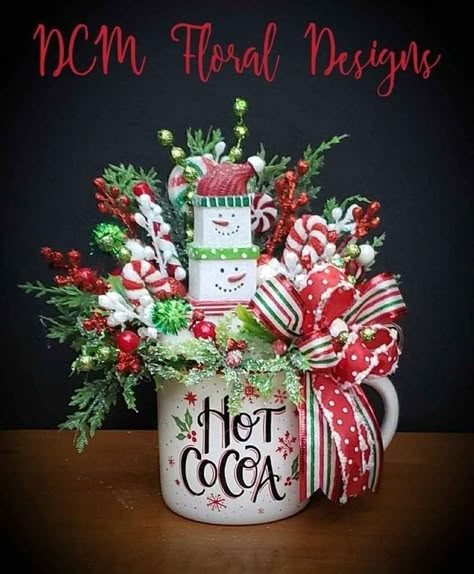 Christmas Mug Centerpieces, Christmas Teacup Decorations, Coffee Mug Floral Arrangement, Coffee Mug Centerpiece Ideas, Evergreen Centerpieces, Snowmen Centerpieces, Sand Creations, Christmas Floral Arrangements Diy, Container Arrangements