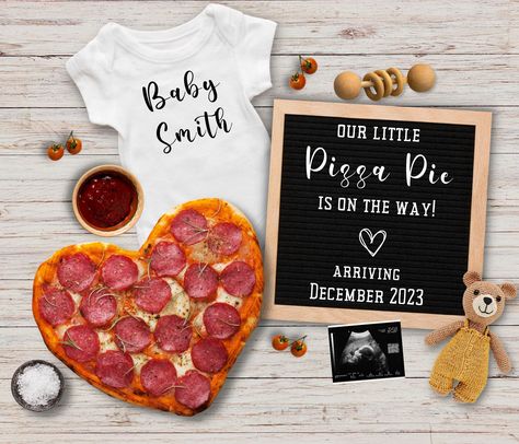 Pizza Theme Gender Reveal, Pizza Gender Reveal Party, Pizza Box Pregnancy Announcement, Pizza Baby Announcement, Pizza Gender Reveal, Pizza Pregnancy Announcement, Pregnancy Scrapbook, Baby Announcement To Husband, Gamer Couple