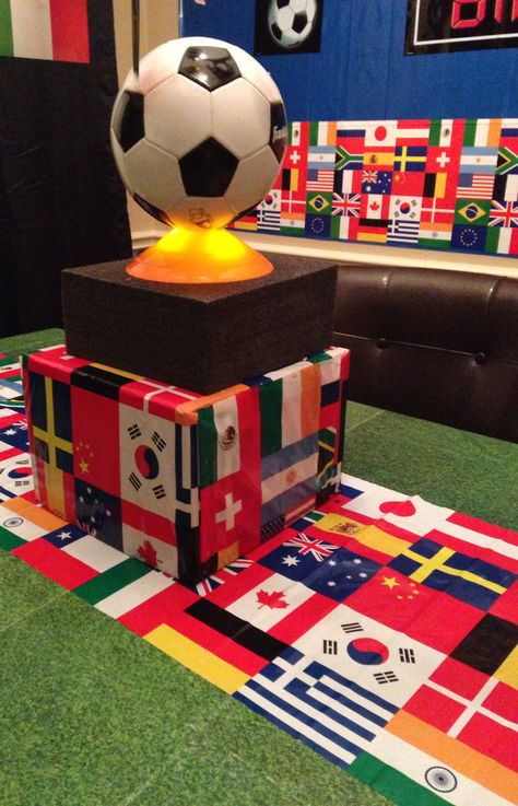 World Cup World Cup Party Ideas, World Cup Themed Birthday Party, World Cup Decoration Ideas, World Cup Theme Party, World Cup Party, Diy World Cup Trophy, World Cup Table, World Cup Party Decorations, Sports Theme Decor