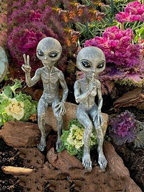 Alien Garden, Halloween Yard Art, Decoration Halloween, Halloween Yard, Halloween Outdoor Decorations, Yard Art, Garden Party, Garden Sculpture, Halloween Decorations