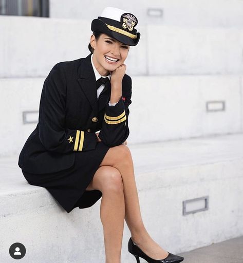 Photo credit to @lieutenanthall Military | Active Duty | Lieutenant | Officer | Dress Uniform | US Navy | US Marines | Captain Women In Uniforms Military, Navy Uniform Aesthetic, Navy Seal Uniform, Female Navy Officer, Military Female, Us Navy Women, Marine Corps Uniforms, Naval Uniform, Us Army Uniforms