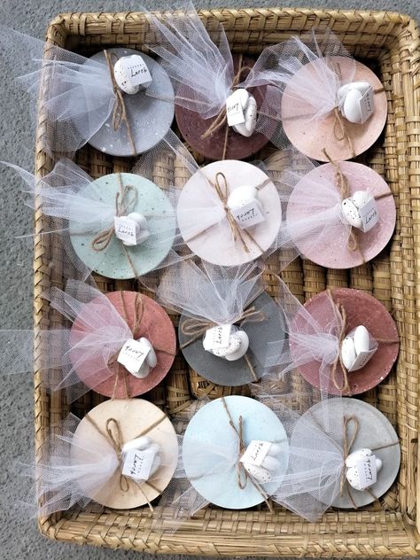 Coasters For Wedding, Concrete Coasters, Packing Ideas, Christening Favors, Concrete Projects, Baptism Favors, Wedding Vibes, Wedding Centerpiece, Wedding Centerpieces