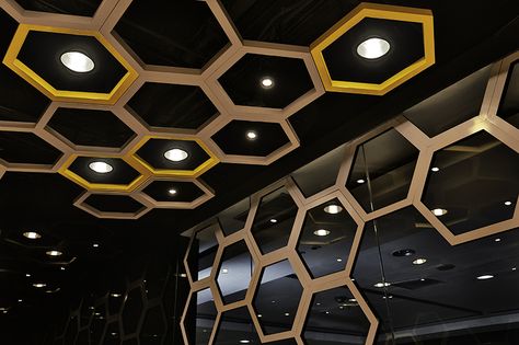 irregular hexagons are distributed throughout the 'rice home' restaurant located in guangzhou city, china by hong kong company as design. Bulkhead Design, Restaurant Bar Design, Industrial Office Design, Open Ceiling, Rustic Restaurant, Pop Ceiling Design, House Ceiling Design, Ceiling Design Living Room, Burger Restaurant