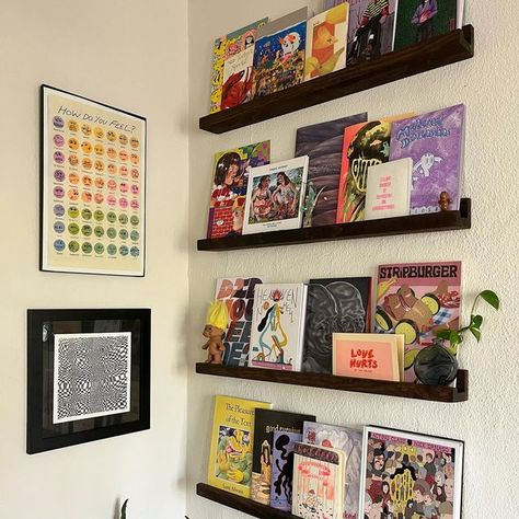 mo on Instagram: "this corner just makes me: 🥹😮‍💨🥰⁣ ⁣ maybe one day i’ll get rich n be able to display all my comix / art books / graphic novels / zines like this. have a whole entire room for these guys or somethin 🏰" Magazine Wall Display, Zine Displays, Book Display Ideas Home, Graphic Novel Display, Books Graphic, Print Display, Get Rich, Love Hurts, Maybe One Day