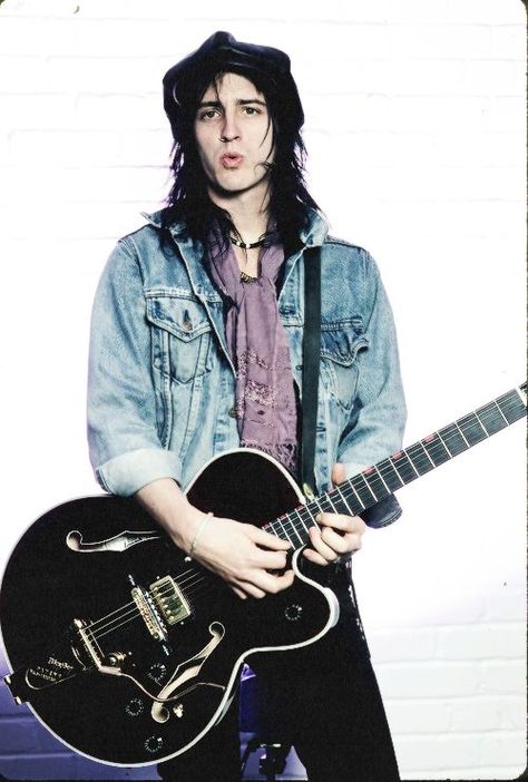 Izzy Stradlin, rhythm guitarist from Guns N Roses. Izzy Stradlin, Duff Mckagan, Musica Rock, Glam Metal, Axl Rose, Welcome To The Jungle, Mötley Crüe, Pearl Jam, The Duff