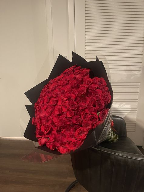 ✿ on Twitter: "My man my man my man! https://t.co/kKUDbYkQ45" / Twitter Roses Aesthetic Red, Girl With Flowers Aesthetic, Bouquet Pictures, My Man My Man, Rosé Aesthetic, Gift Bouquet, Holding Flowers, Flower Therapy, My Man