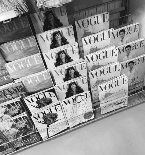 Fashion Cover, Vogue Covers, Fashion Wall Art, Rich Kids, Black And White Aesthetic, Old Money Aesthetic, Vogue Magazine, Black N White, White Aesthetic