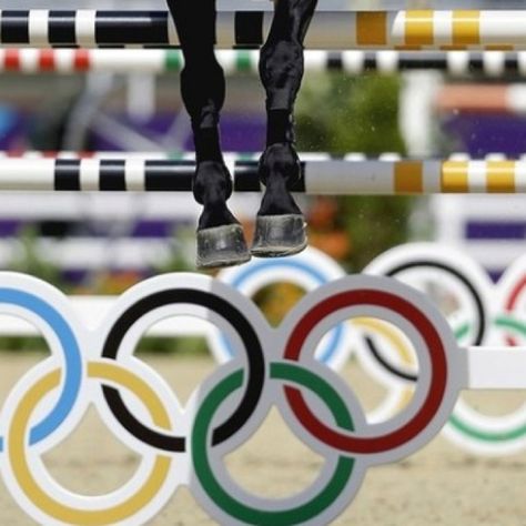 Love this shot of the Olympic rings equestrian style! Olympic Horses, Olympic Equestrian, Horse Jumps, Equestrian Events, London Guide, Equestrian Helmet, Horse Inspiration, Horse Accessories, English Riding