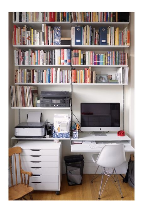 Workplace At Home, Bedroom Desk Chair, Small Desk Organization, Apartment Desk, Study Room Ideas, Book Self, Study Table Designs, Bookshelves In Bedroom, Study Room Design