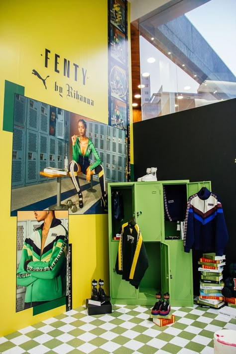 Sports Window Display Ideas, Booth Design Fashion, Fashion Booth Design, Popup Store Design, Pink Retro Wallpaper, Stores Design, Fashion Window Display, Puma Fenty, Retail Store Interior Design