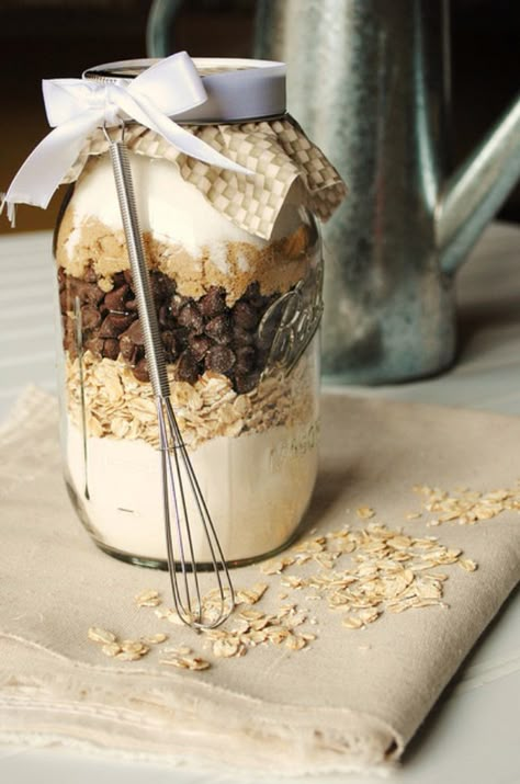 Best Mason Jar Cookies - Chocolate And Oatmeal Cookies In A Jar - Mason Jar Cookie Recipe Mix for Cute Decorated DIY Gifts - Easy Chocolate Chip Recipes, Christmas Presents and Wedding Favors in Mason Jars - Fun Ideas for DIY Parties and Cheap LAst Mintue Gift Ideas for Friends, Family and Neighbors http://diyjoy.com/best-mason-jar-cookie-recipes Mason Jar Cookie Recipes, Mason Jar Cookie, Mason Jar Cookies Mix, Mason Jar Cookies, Cheap Christmas Gifts, Mason Jar Meals, Diy Christmas Gifts Cheap, Cheap Christmas, Mason Jar Gifts