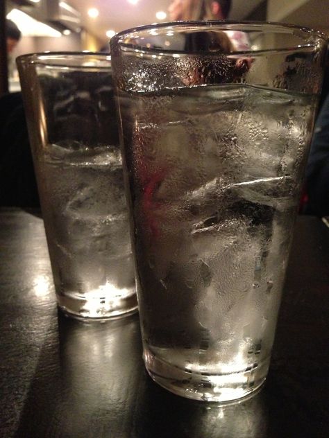 Water In Glass Aesthetic, Glass Water Aesthetic, Ice Cold Water Aesthetic, Iced Water Aesthetic, Cold Water Aesthetic, Ice Water Aesthetic, Glass Of Water Aesthetic, Hydration Motivation, Glass Of Ice Water