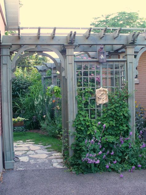 Napa Farmhouse, Pergola Trellis, Garden Screen, Small Pergola, Trellis Ideas, Fence Designs, Walkways Paths, Hampton Style, Garden Vines