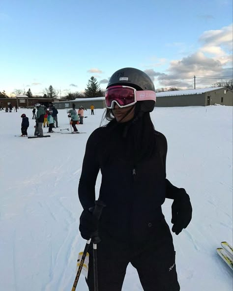 Girls Ski Trip, Mode Au Ski, Ski Trip Aesthetic, Ski Pics, Ski Trip Outfit, Ski Aesthetic, Cabin Trip, Trip Outfit, Pink Snow