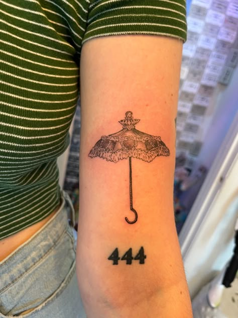 #tattoo #tattooideas #tattooart #victorianstyle #parasol #umbrella #aesthetic #444 Victorian Umbrella Tattoo, 20s Inspired Tattoos, Vintage Umbrella Tattoo, Vintage Inspired Tattoos For Women, Indy Tattoos, Parasol Tattoo, Umbrella Tattoos, Scarf Tattoo, Aesthetic 444