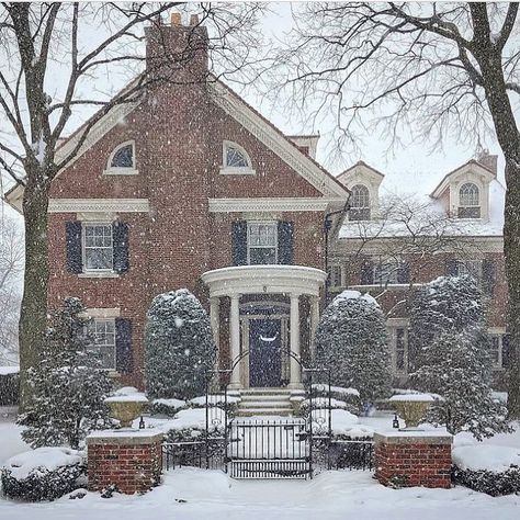 Dandridge Sterne on Instagram: “Snowbound. #oldhouselove #georgianrevival #georgianhouse #georgianrevival #sideporch #snowday #snowfall #snow #winterweather…” Georgian Homes, House Exteriors, House Portraits, Barbie Dream House, Dream House Exterior, Colonial House, House Goals, Christmas House, Brick House