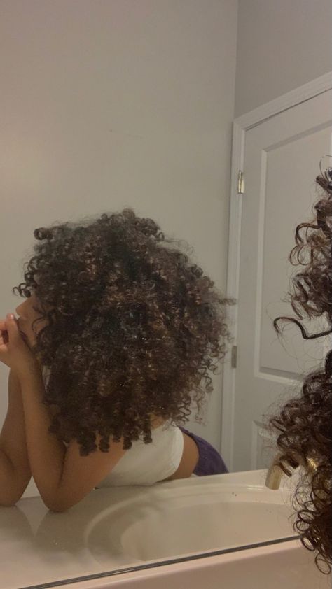 No Face Curly Hair, Short Length Curly Hair, Curly Hair No Face, Curly Hair Light Skin, Curly Hair Asthetic Picture, Faceless Curly Hair Girl, Healthy Curly Hair Aesthetic Vision Board, Brown Curly Hair Aesthetic Faceless, Lightskin Girl Curly Hair