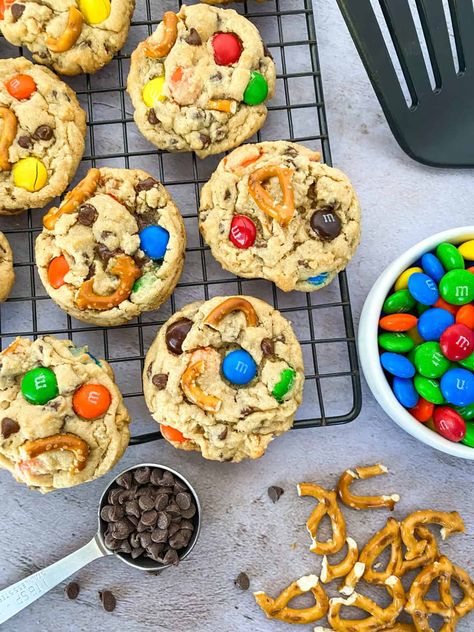 Peanut Butter Pretzel M&M Cookies - Whiskful Cooking Pretzel Cookies, Peanut Butter Blossom Cookies, M M Cookies, Peanut Butter Pretzel, Crunchy Cookies, Delicious Cookie Recipes, Oatmeal Chocolate Chip Cookies, Classic Cookies, Recipes Cookies