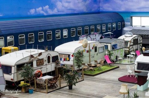 Industrial space transformed into vintage caravan hotel Trailers Vintage, Hostels Design, Indoor Camping, Rv Campgrounds, Youth Hostel, Vintage Rv, Vintage Caravans, Vintage Caravan, Vintage Travel Trailers