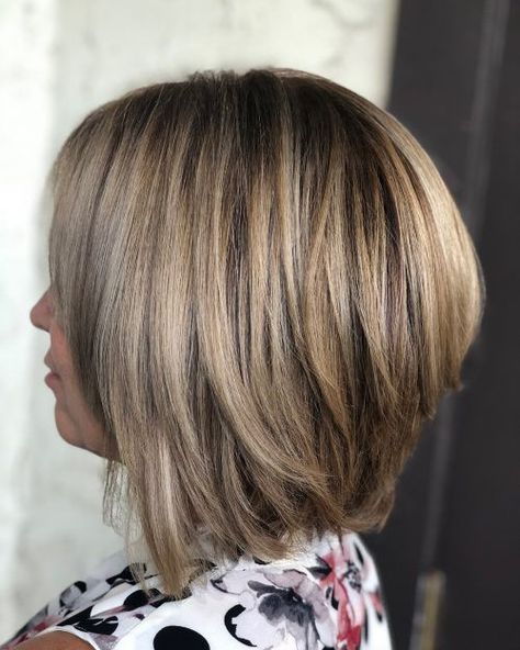 Shoulder Length Stacked Bob #shoulderlengthbrunettehair Pixie Layered Bob, Sling Haircut, Bronde Lob, Bob Pendek, Long Layered Bob, Inverted Bob Haircuts, Asymmetrical Bob Haircuts, Stacked Bob Hairstyles, Layered Bob Haircuts