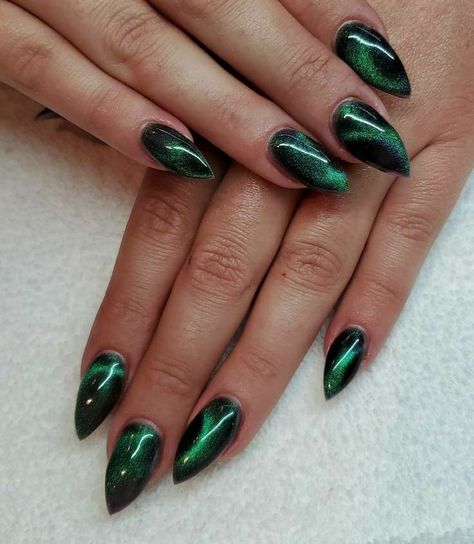 Cat Eye Dip Powder Nails, Cateye Almond Nails, Black And Green Cat Eye Nails, Magnetized Nails, Emerald Cat Eye Nails, Tiger Eye Nails Design, Emerald Green Cat Eye Nails, Dark Green Cat Eye Nails, Cat Eye Nails Halloween