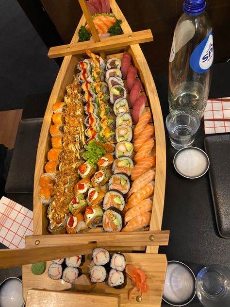 Sushi Tower, Sushi Buffet, Sushi Boat, Chinese Buffet, Bear Wedding, Party Food Buffet, Buffet Food, Snap Food, Romantic Dates