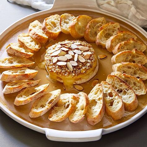 Appetizers don’t get any easier than this. Start with brie, add toppings, surround with slices of French bread, and bake! Brie Recipes Appetizers, Brie Appetizer, Holiday Appetizers Easy, Brie Recipes, Herb Bread, Pampered Chef Recipes, Baked Brie, Party Buffet, Holiday Appetizers