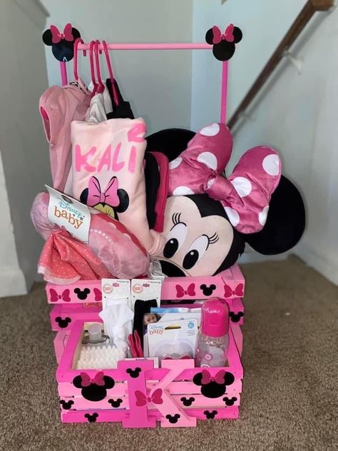 Minnie Mouse Birthday Theme, Minnie Mouse Baby, Kids Gift Baskets, Minnie Mouse Baby Shower, Baby Shower Baskets, Birthday Presents For Girls, Birthday Basket, Baby Shower Crafts, Kids Easter Basket