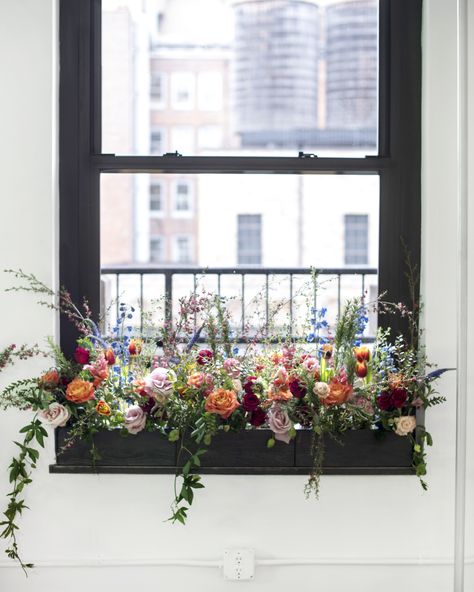 At your next get-together, consider adding a novel feature: an interior window box. While most people know the feature as a box that hangs outside of a window, window boxes function really well indoors– they’re unexpected, they add a lushness, and they help frame a view by guiding the eye towards outdoor light. #interiordesign #weddings #floraldesign Indoor Flower Box, Indoor Window Planter, Indoor Window Boxes, Planter Boxes Flowers, Window Box Plants, Interior Window, Plant Window, Window Plants, Window Box Flowers