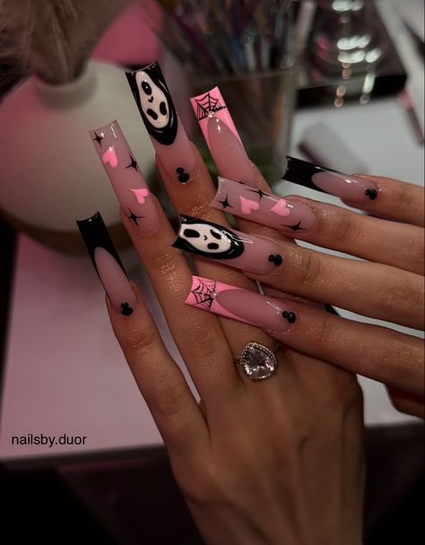 Cute Spooky Nails Acrylic, Nails Pink Halloween, Spooky Sets Nails, Pink And Black Nails Halloween, Spookie Nails, Spooky Nail Sets, Halloween Nails Toes, Black Halloween Acrylic Nails, Halloween Nails Pink And Black