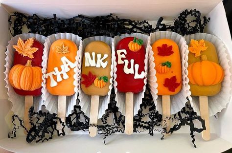 Thanks Giving Cakepops, Cakesicles Thanksgiving, Thanksgiving Dipped Treats, Teacher Cakesicles, Thanksgiving Cake Pucks, Fall Cakesicles Ideas, Fall Treat Boxes, Thanksgiving Cakesicles Ideas, Thanksgiving Cakesicles