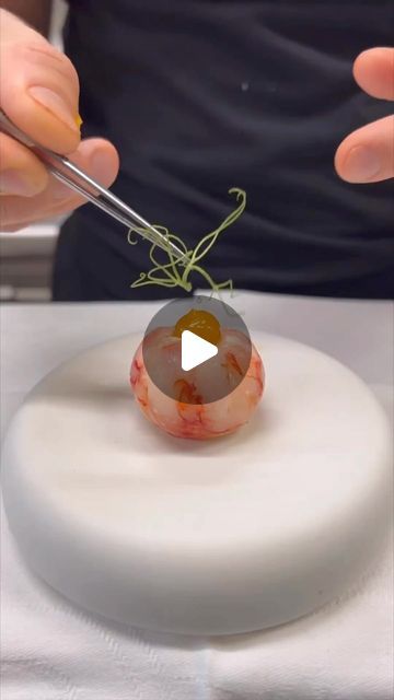 Fine Dining Tapas, Appetizer Plating, Fine Dining Starters, Fine Dining Appetizers, Fine Dining Plating, Molecular Gastronomy Recipes, Gourmet Appetizers, Fine Dining Recipes, Molecular Gastronomy