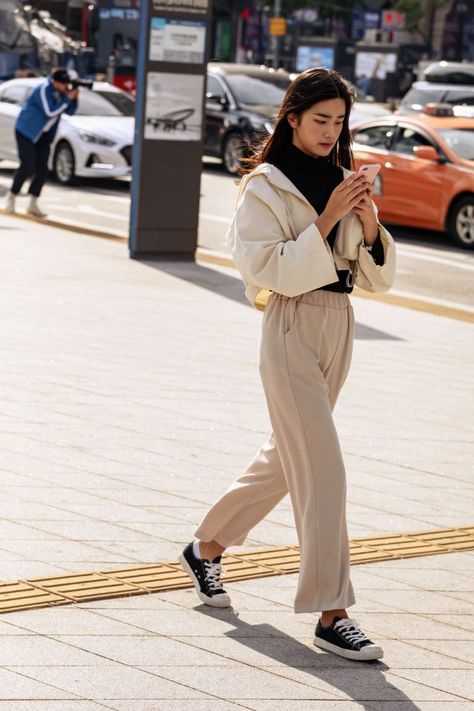 The Best Street Style From Seoul Fashion Week Spring/Summer 2020 Modest Street Style, Dongdaemun Design Plaza, Fashion Week Spring 2020, Aesthetic Minimalist, Seoul Fashion Week, Seoul Fashion, Celebrity Lifestyle, The Best Street Style, Best Street Style