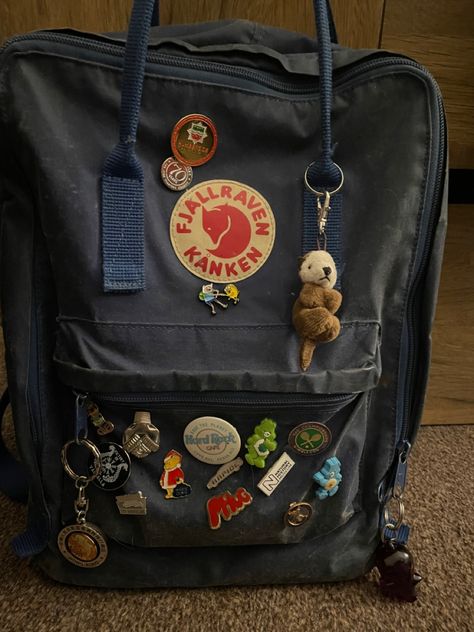 Backpacks Fjallraven Kanken, Cute Ways To Decorate Your Backpack, Mini Kanken Backpack Aesthetic, Decorated Kanken Backpack, Kanken Backpack Aesthetic, Blue Kanken Aesthetic, Mini Backpack Aesthetic, Kanken Style, Fjallraven Kanken Backpack Disney