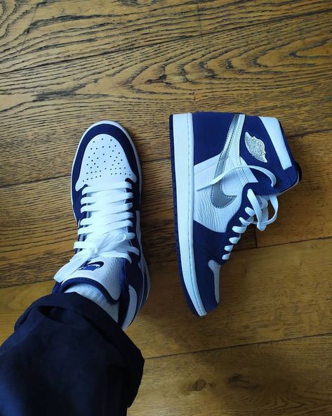 Air Jordan 1 Outfit Midnight Navy Blue Silver,Air Jordan 1 High Midnight Navy Air Jordan 1 Outfit, Urban Shoes, Jordans Girls, Cute Nike Outfits, Blue Jordans, Blue Converse, Black Men Fashion Swag, Nike Shoes Jordans, Shoes Jordan