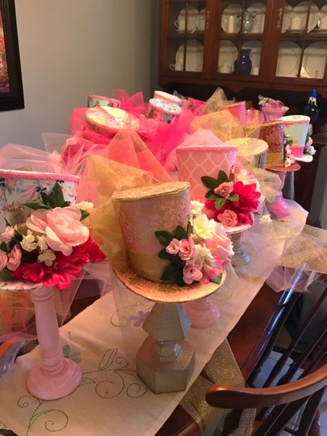 Derby Hat Centerpieces Kentucky Derby Diy, Hat Centerpieces, Kentucky Derby Decorations, Kentucky Derby Food, Kentucky Derby Themed Party, Tea Party Centerpieces, Kentucky Derby Party Decorations, Wedding Business Ideas, 90th Birthday Decorations