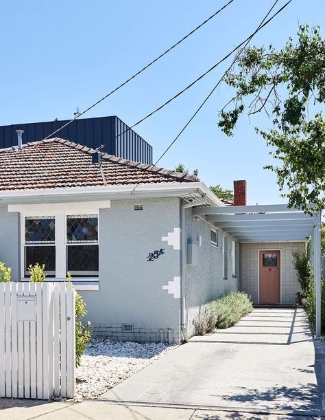 House Exterior Bungalow, Exterior Bungalow, House Mid Century, Renovation Facade, Mid Century Modern House Exterior, Rendered Houses, Painted Brick Exteriors, Exterior House Renovation, Carport Designs