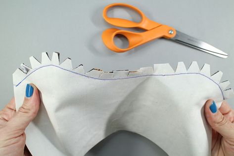 How to sew curved seams Sewing Binding, New Crafts, How To Sew, Sewing Fabric, Two Pieces, To Create, Turn Ons, Sewing, Square