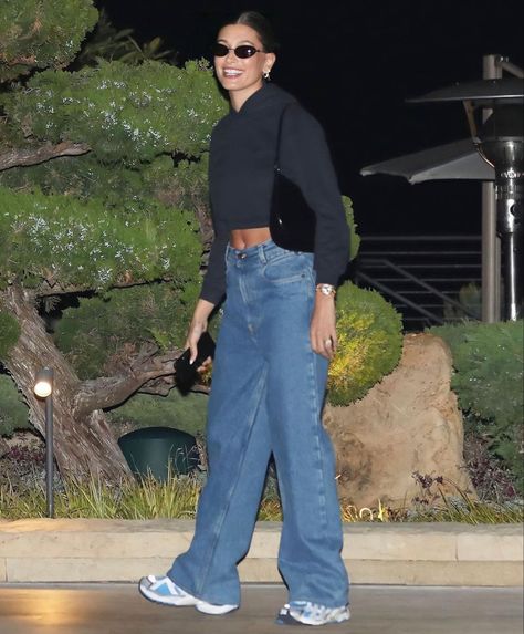 Hailey Bieber Baggy Outfits, Black Baggy Jeans, Mom Jeans Outfit, Custom Jeans, Loose Jeans, Hailey Bieber, Baggy Jeans, Outfits Casuales, Blue Sweaters