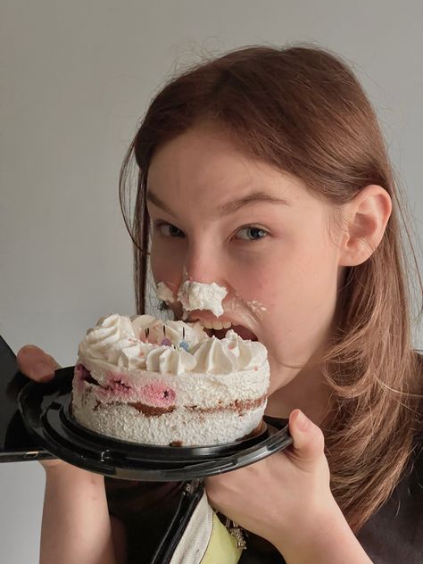 Cake On Face Photography, Woman Eating Cake Photography, Eating Fruit Pose, Messy Birthday Cake Photoshoot, Food Themed Photoshoot, Eating Cake Aesthetic, Eating Cake With Hands, Cake Reference Photo, Cake Eating Photoshoot