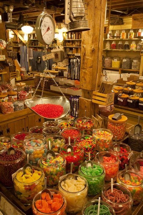 Old Fashioned Sweet Shop, Candy Store Display, Old General Stores, Candy Room, Old Candy, Candy Display, Bakery Display, Vermont Country Store, Farm Store